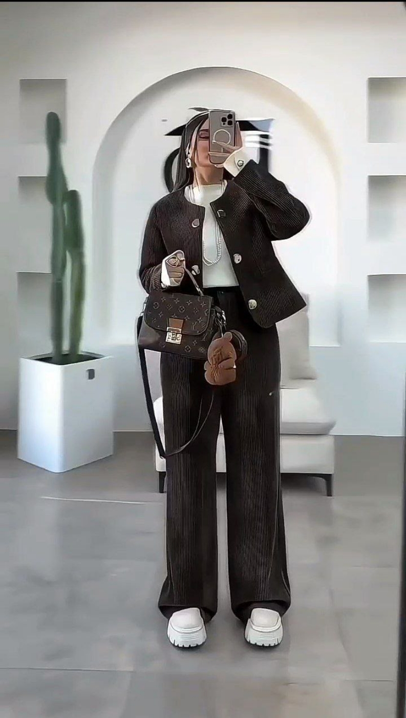 تصویر  کت و شلوار زنانه بیسکوییتی