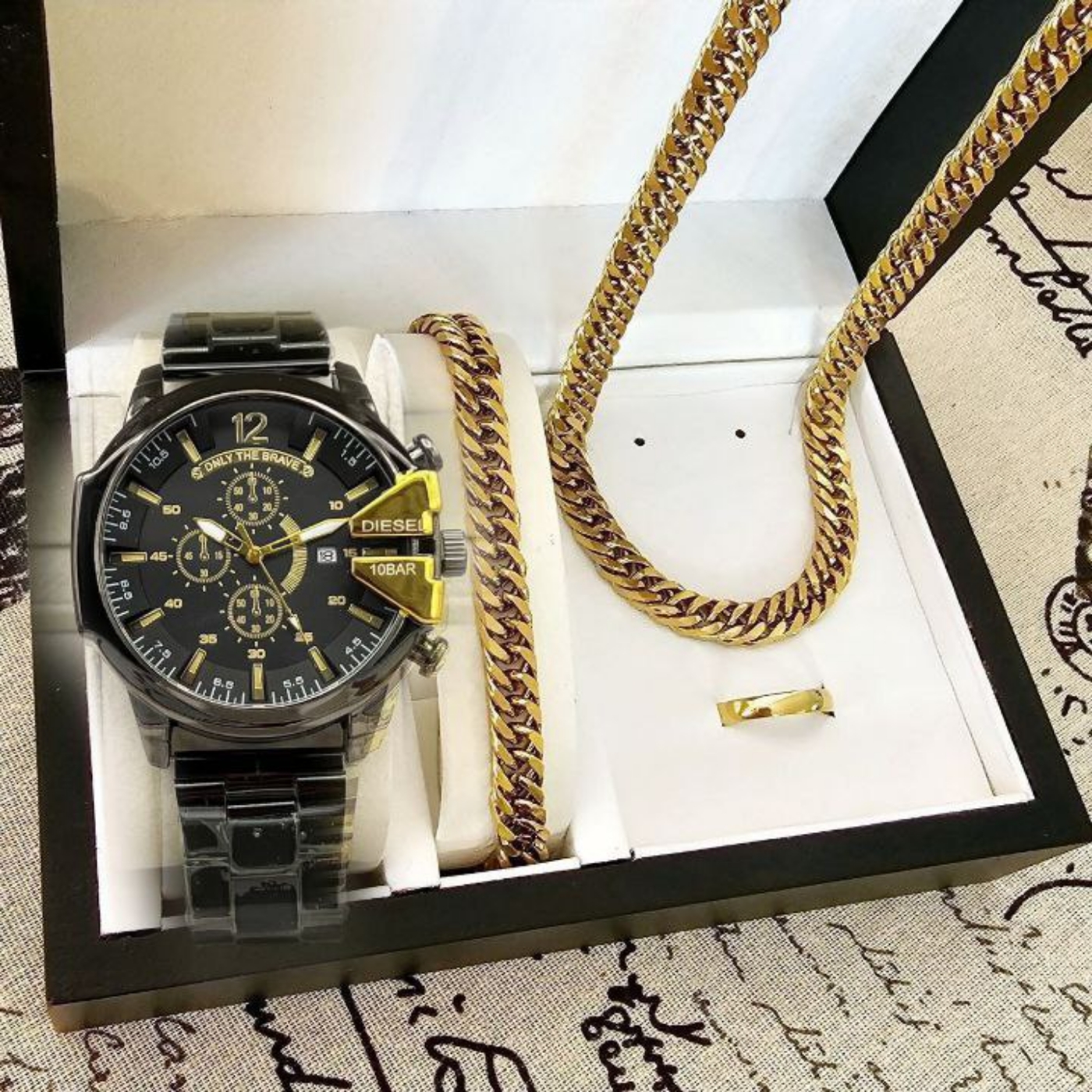 تصویر  ساعت دیزل مردانه اکسسوری طلایی خاص