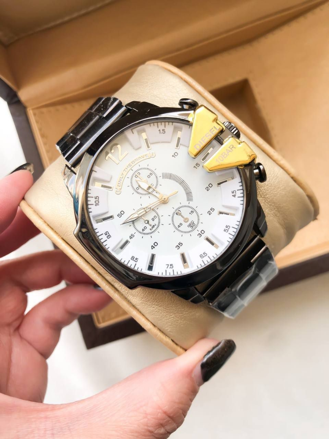 تصویر  ساعت دیزل مردانه بند استیل مشکی صفحه سفید شاخ‌دار طلایی